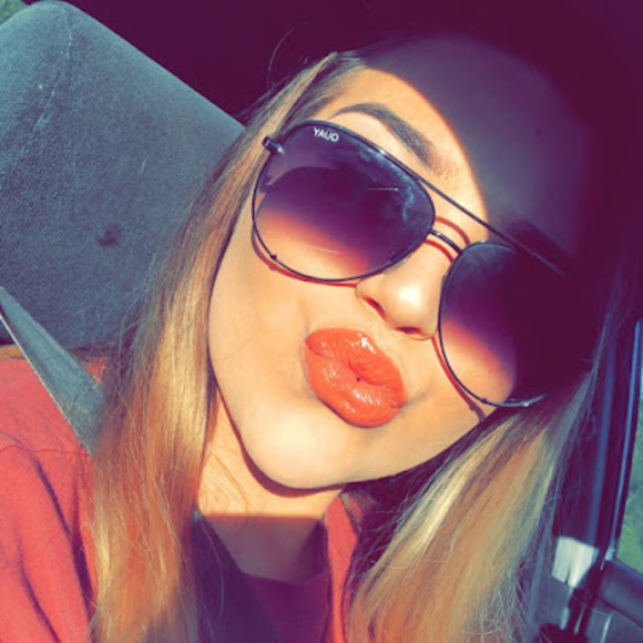 Meet your Posher, Alexis - Picture 1 of 1